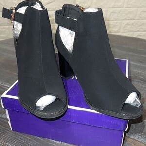 Top Moda Peep toe chunky ankle heels with side buckle. Black. 7 1/2. NWT